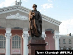 Ойчул Жусуп Баласагындын эстелиги анын ысымын алып жүргөн Кыргыз улуттук университетинин маңдайында тургузулган. 14.5.2015.