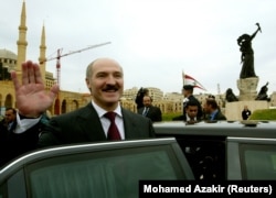 Лукашэнка ў Лібане. Пасьля рэфэрэндуму 2004 году, на якім было зьнятае абмежаваньне на колькасьць прэзыдэнцкіх тэрмінаў, стасункі з Захадам псуюцца, але наймацнейшыя санкцыі будуць годам пазьней