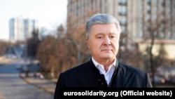 За словами експрезидента, зараз він перебуває у Варшаві