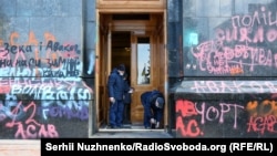 Підозру вручено за частиною четвертою статті 296 – хуліганство, вчиненене із застосуванням вогнепальної або холодної зброї 