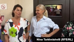 ეკა მიშველაძე (მარცხნივ) და ნანუკა ჟორჟოლიანი სასამართლოს სხდომის დაწყებამდე, 12 ივნისი, 2025 წელი