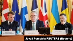 Зліва направо: президент Франції Емманюель Макрон, прем’єр-міністр Великої Британії Кір Стармер і президент України Володимир Зеленський беруть участь у саміті європейських лідерів щодо європейської безпеки та України, Лондон, 2 березня 2025 року