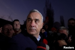 Candidatul Călin Georgescu, participant la alegerile prezidențiale din noiembrie 2024, este beneficiarul unei uriașe campanii de promovare pe platforma chinezească TikTok. Peste 25.000 de conturi au livrat conținut emoțional, prin contribuții financiare substanțiale.