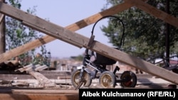 Ак-Бешим айылы. Каргаша баскан үйдөгү балдар арабасы 