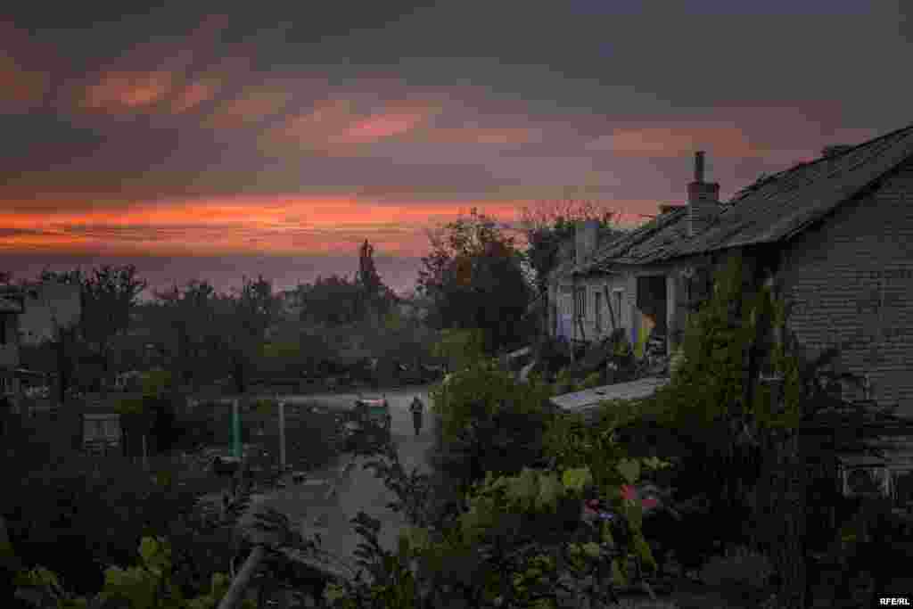 Вигляд на Мар'їнку, що поблизу Донецька. Ці будівлі &ndash; передня лінія фронту для українських військових. Позиції бойовиків всього за 400 метрів звідси