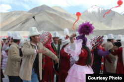 КЭРдеги Ак-Тоо (Чыгыш Памир) кыргыздары өлөң айтуу маалында улуттук бийге түшүүдө. Бектур Илиястын сүрөтү. XXI к. башы.