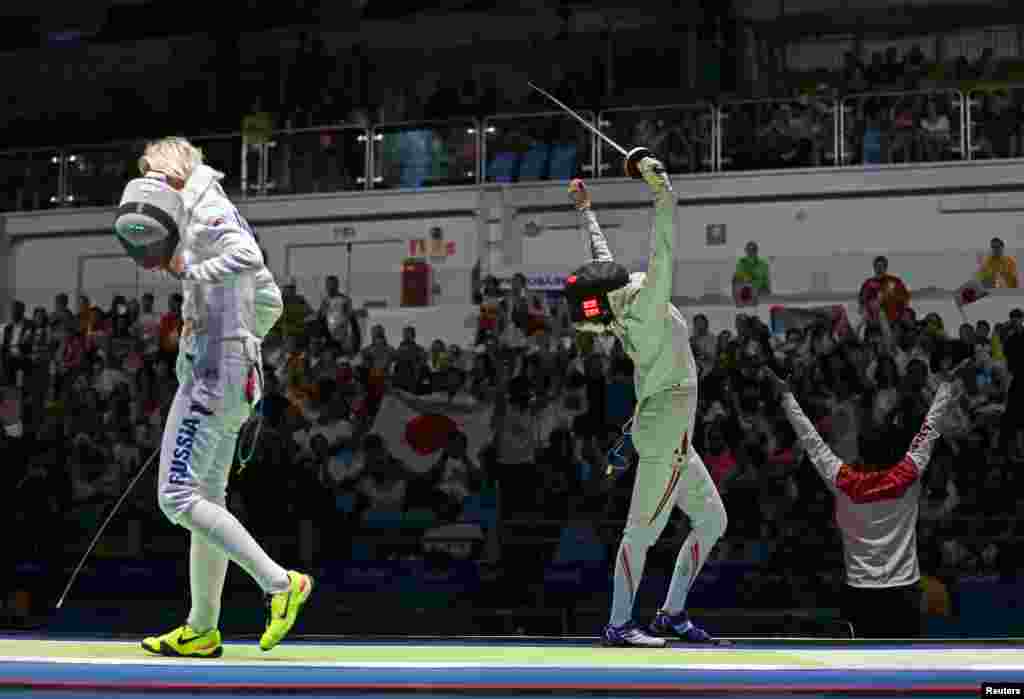 იაპონელი ნოზომი სატო (მარჯვნივ) ზეიმობს გამარჯვებას დაშნით მოფარიკავე ქალთა ერთ-ერთ წინასწარ ორთაბრძოლაში.