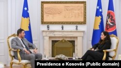 Presidentja Vjosa Osmani në takim me kryetarin e PDK-së, Memli Krasniqi.