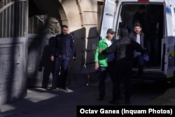 Marius Semeniuc (cu barbă) este adus la Curtea de Apel București.