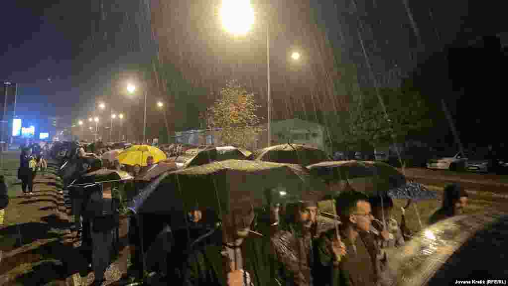 Kilometarska kolona kretala se u tišini Bulevarom oslobođenja