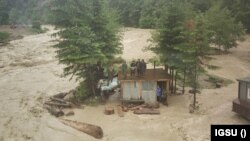 În luna iunie, la Nereju, în Vrancea, mai mulți lucrători au fost surprinși de apele umflate ale râului Zăbala. Echipele de intervenție au reușit să ajungă la ei cu ajutorul unei tiroliene.