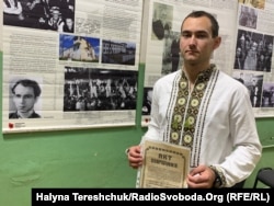 Андрій Марійчин показує оригінал акту вінчання