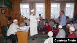 30 яшьлек Али Якупов мәчеттә шау-шу тудыручы Кязыйм Якуповка җавап бирә