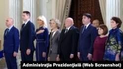 Premierul Ilie Bolojan (primul din stânga), președintele Senatului – Mircea Abrudean, Raluca Turcan – deputată PNL, și o parte a membrilor CCR, cu prilejul depunerii jurământului a trei noi judecători. Iulie 2025.