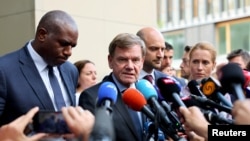 وزرای خارجه آلمان (وسط)، بریتانیا، فرانسه و رئیس سیاست خارجی اتحادیه اروپا (راست) در گفت‌وگو با خبرنگاران پس از پایان نشست با وزیر خارجه ایران در ژنو