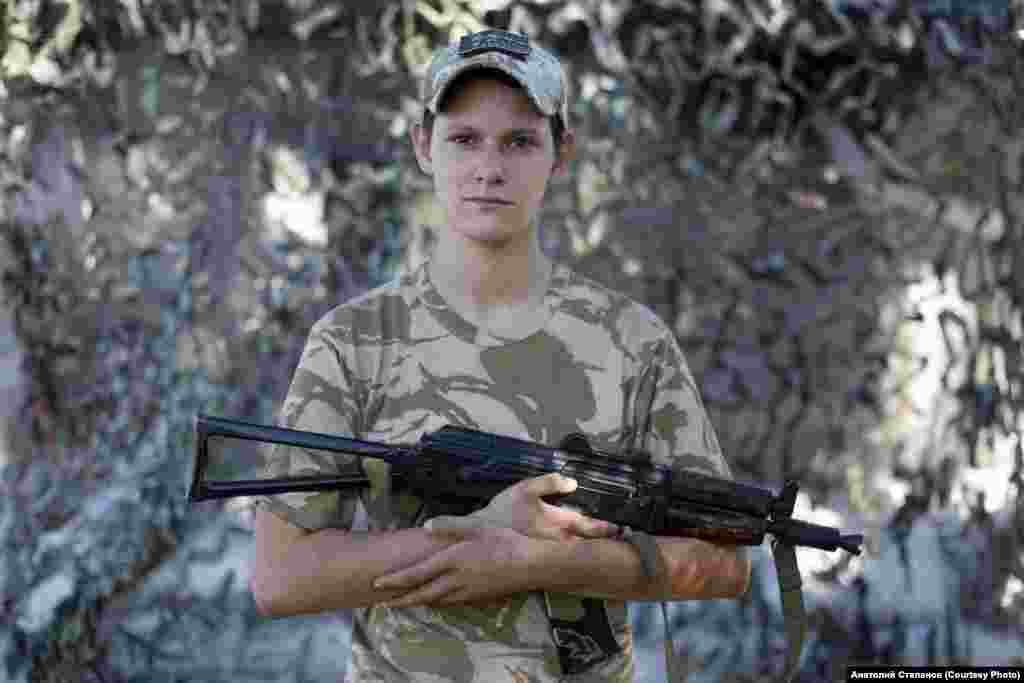 Oleksandra, dvadesetogodišnja vojnica koja je Stepanovu rekla da je "od djetinjstva htjela u vojsku". Fotografija je načinjena u blizini Novotoškovskog u septembru 2018. Najnoviji projekat fotografa, nazvan Independent, fokusira se na borce poput Oleksandre, čija mladost znači da su samo poznavali ukrajinsku nezavisnost.