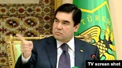 Gurbanguly Berdimuhamedow öz wezipä bellän emeldarlaryny hiç bir düşündiriş bermän, islän wagty işden kowup bilýär diýip, synçylar aýdýar. Arhiw suraty