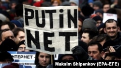 Oamenii participă la un protest împotriva proiectului de lege despre RuNet suveran și cenzură pe internet, la Moscova în martie 2019.