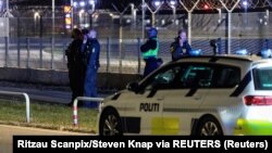 Поліцейські біля аеропорту Копенгагена після того, як рух там закрили через повідомлення про дрони, Данія, 22 вересня 2025 року