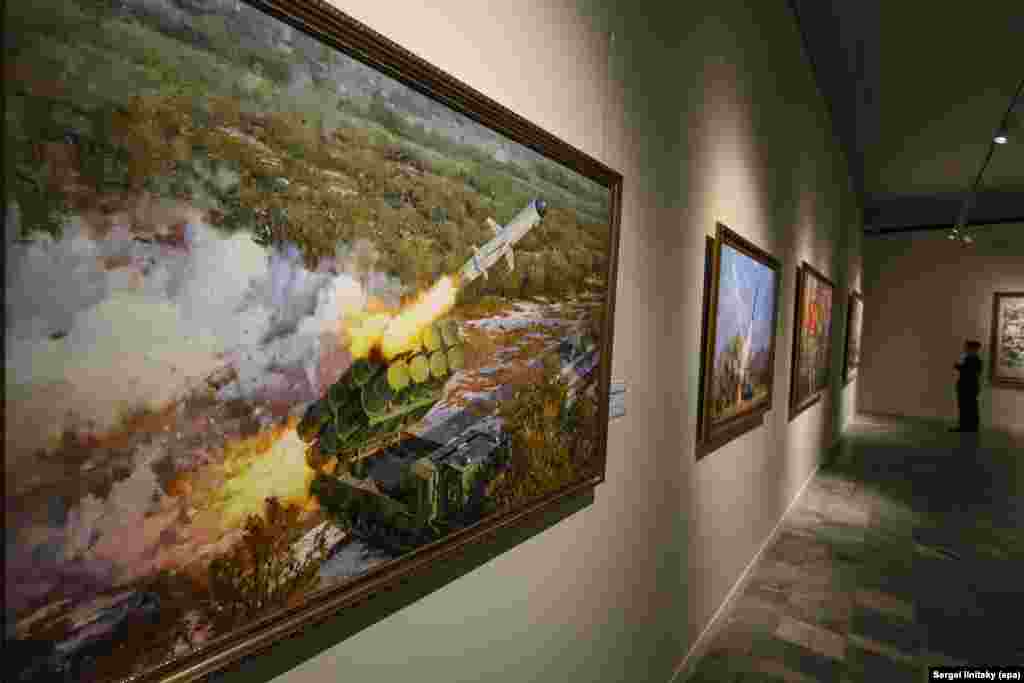 Картина «Наша сила. Ракета Padasuri-6» на выставке в Москве.Наряду с картинами, изображающими военные действия в Курской области, на выставке из 123 картин также представлены пейзажи, северокорейская военная техника и идеализированные сцены повседневной жизни в этой тоталитарной стране