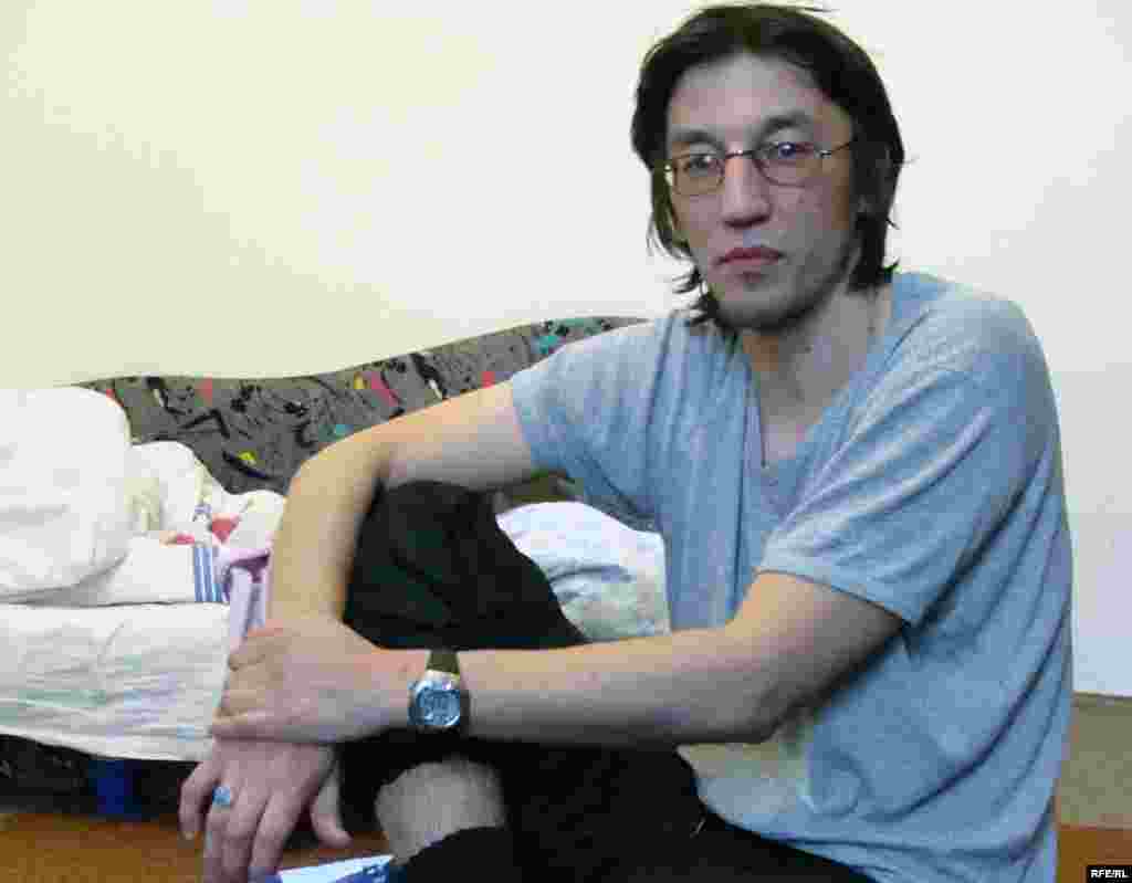 Марат Бименов, беженец, в комнате общежития, где живет его семья. Брно, 1 февраля 2009 года. - Марат Бименов, беженец, в комнате общежития, где живет его семья. Брно, 1 февраля 2009 года.