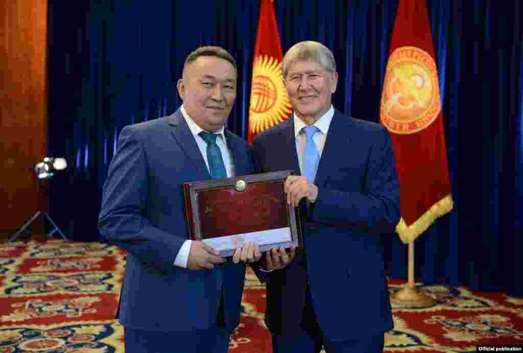 "Элдик сакчы" уюмунун жетекчиси, мамлекеттик "Дан" ишканасынын башкы директору&nbsp;Алга Кылычев президенттин колунан Ардак грамота алды.&nbsp; &nbsp;