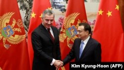 Кинескиот премиер Ли Кечијанг се ракува со црногорскиот премиер Мило Ѓукановиќ за време на нивната средба во Пекинг, 26 ноември 2015 година
