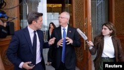 Кирило Дмитрієв спілкується з представниками ЗМІ після виходу з готелю після переговорів між США та Росією в Ер-Ріяді, Саудівська Аравія, 18 лютого 2025 року