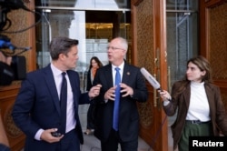 Кирилл Дмитриев общается с журналистами в Эр-Рияде