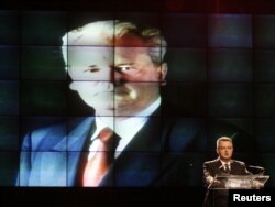 Ivica Dačić u obraćanju članovima SPS-a na memorijalu Miloševiću u Beogradu 2007. godine.