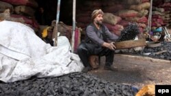 یک فروشنده ذغال سنگ در کابل