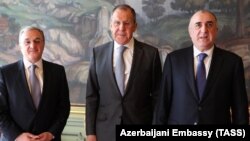 Слева направо: главы МИД Армении, России и Азербайджана – Зограб Мнацаканян, Сергей Лавров и Эльмар Мамедъяров, Москва, 15 апреля 2019 г.