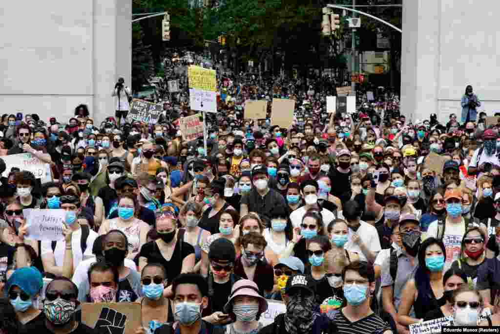 Учасники демонстрації за справедливість і проти свавілля поліції &ndash; у парку Вашингтон Сквер. Нью-Йорк, США, 6 червня 2020 року