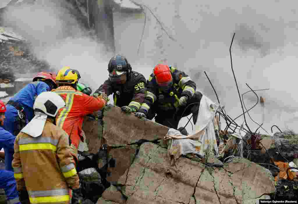 Рятувальники розбирають завали