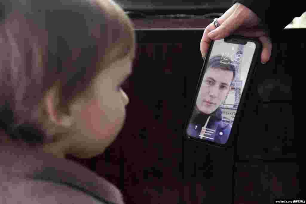 Darja pokazuje kćeri Paulini fotografiju oca. "Tata, tata, ku-ku", kaže djevojčica i šalje ocu poljupce.