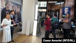 Zona destinată jurnaliștilor din interiorul sediului de campanie al Nicușor Dan.