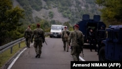 Ushtarë të KFOR-it duke patrulluar pranë pikës kufitare mes Kosovës dhe Serbisë në Jarinjë, më 28 shtator 2021.