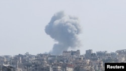 Urmările loviturilor aeriene asupra orașului Khan Younis din Gaza.