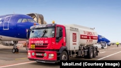 Alimentarea unui avion cu combustibil livrat de o autocisternă Lukoil pe Aeroportul Chișinău. Imagine de arhivă