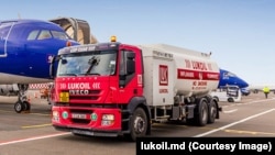 Alimentarea unui avion cu combustibil livrat de o autocisternă Lukoil pe aeroportul Chișinău. Imagine de pe site-ul companiei Lukoil.