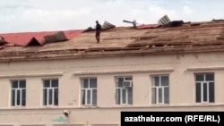 Türkmenistanda binalara zyýan ýetirýän tebigy hadysalar soňky birnäçe ýylda köpeldi. (arhiw suraty) 
