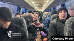 Мария Колесникова в автобусе с другими освобожденными политзаключёнными, 13 декабря 2025 года