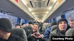 Мария Колесникова өзге де саяси тұтқындармен бірге. 13 желтоқсан, 2025 жыл.