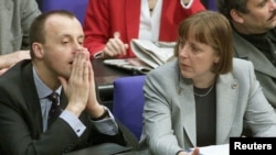 Secretarul general al Partidului Creștin Democrat (CDU) german, Angela Merkel și deputatul Friedrich Merz în timpul unei sesiuni a Parlamentului german în Reichstag-ul din Berlin, 17 februarie, 2000.