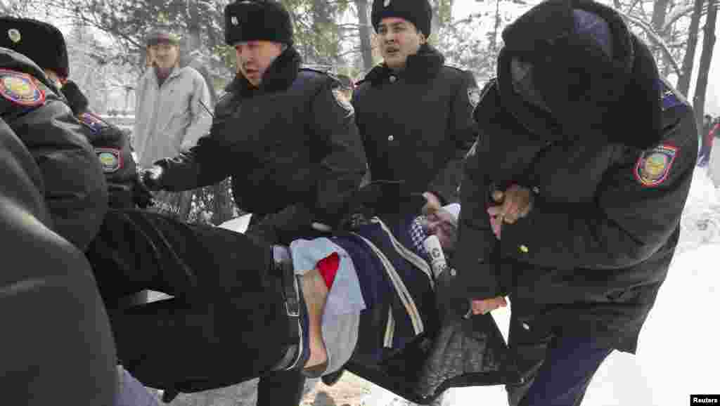 Задержание на митинге "несогласных" в Алматы. После Жанаозенских событий в Алматы прошла серия протестов, названных митингами "несогласных". Люди заявляли протест действиям властей, которые открыли огонь по участникам мирной демонстрации нефтяников, на протяжении нескольких месяцев требовавших улучшения условий труда и повышения выплат.
