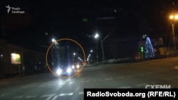 Автомобілі один за одним їдуть зустрічати президента