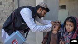 د پولیو واکسیناتور او ماشومان 