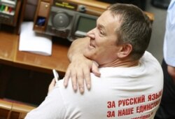 Тодішній народний депутат із фракції Партії регіонів Вадим Колесніченко, один із авторів так званого «мовного закону Ківалова-Колесніченка», в залі засідань парламенту України, 25 травня 2012 року. Нині він переховується у Росії від українських правоохоронців