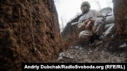 Боєць ЗСУ в окопі на передовій поблизу населеного пункту Золоте-4 Луганської області