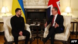 Украинскиот претседател Володомир Зеленски и британскиот премиер Кит Сатрмер, 1 март 2025 година